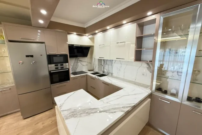 Tirane, jepet me qera apartament 2+1 Kati 2, 95 m² 900 € (prane gjimnazit partizani)