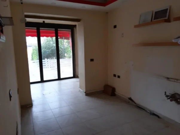 Tirane, shitet dyqan Kati 0, 60 m² 103.000 € (NJAZI MEKA)