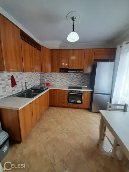 Tirane, jepet me qera apartament 1+1+Ballkon Kati 3, 71 m² 550 € (RRUGA E DIBRES)