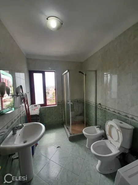 Tirane, jepet me qera apartament 1+1+Ballkon Kati 3, 71 m² 550 € (RRUGA E DIBRES)