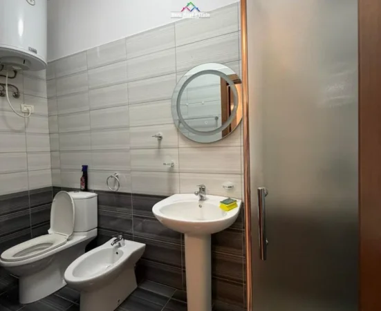 Tirane, jepet me qera apartament 1+1+Ballkon Kati 1, 60 m² 600 € (KODRA E DIELLIT)