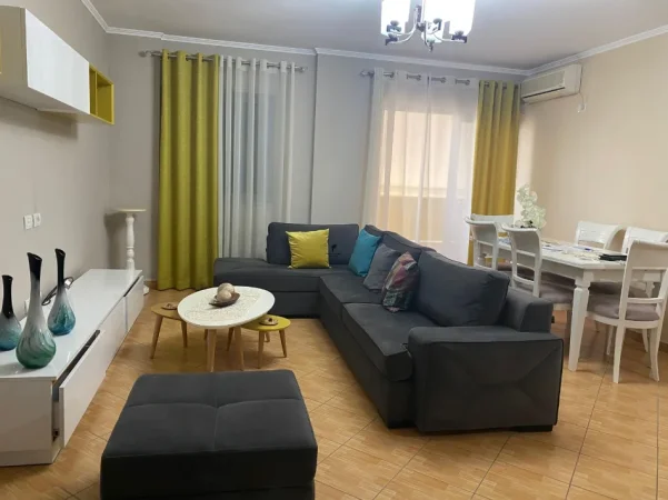 Tirane, jepet me qera apartament 2+1 Kati 8, 90 m² 650 € (PALLATI ME SHIGJETA)