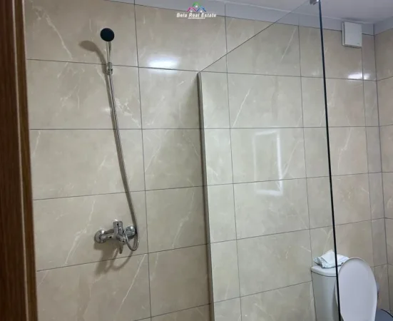 Tirane, jepet me qera apartament 1+1+Ballkon Kati 2, 78 m² 440 € (rruga 5 maji)