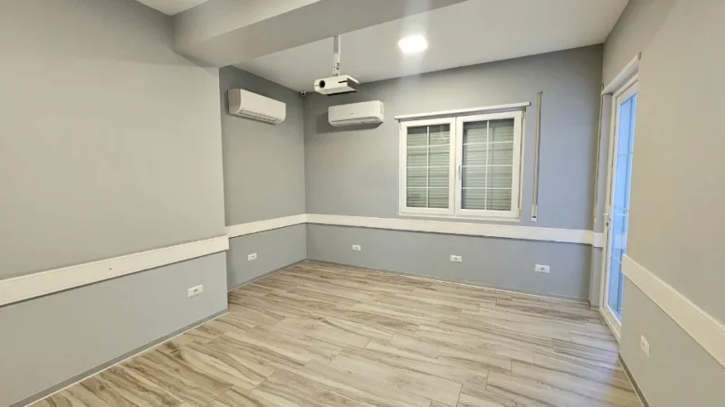 Tirane, jepet me qera aktivitet biznesi Kati 2, 110 m² 700 € (Rruga bulevardi Zhan D'Ark)