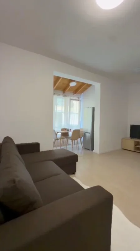 Tirane, jepet me qera apartament 1+1+Ballkon Kati 1, 60 m² 600 € (prane Xhangollit)