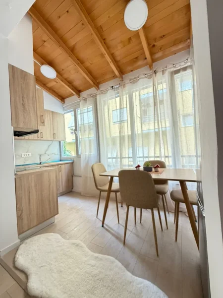 Tirane, jepet me qera apartament 1+1+Ballkon Kati 1, 60 m² 600 € (prane Xhangollit)