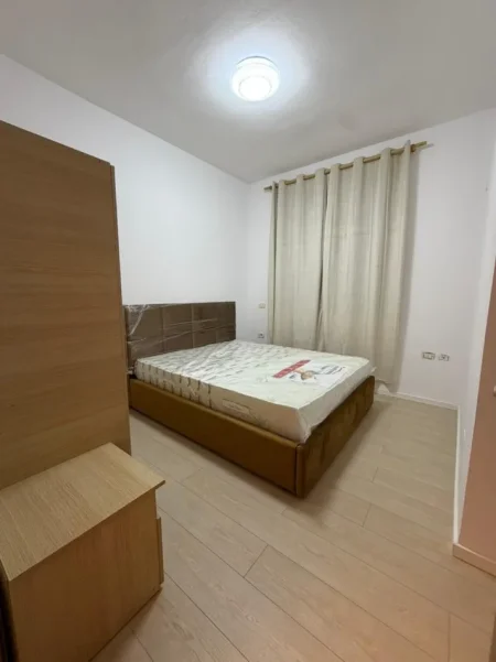 Tirane, jepet me qera apartament 1+1+Ballkon Kati 1, 60 m² 600 € (prane Xhangollit)