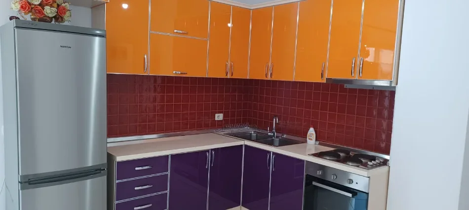Tirane, jepet me qera apartament 1+1+Ballkon Kati 4, 80 m² 400 € (FRESKU)