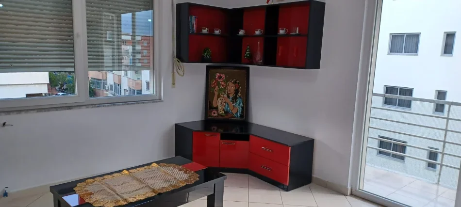 Tirane, jepet me qera apartament 1+1+Ballkon Kati 4, 80 m² 400 € (FRESKU)