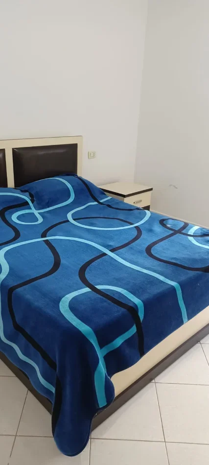 Tirane, jepet me qera apartament 1+1+Ballkon Kati 4, 80 m² 400 € (FRESKU)