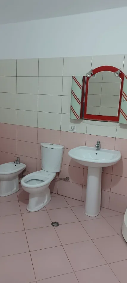 Tirane, jepet me qera apartament 1+1+Ballkon Kati 4, 80 m² 400 € (FRESKU)
