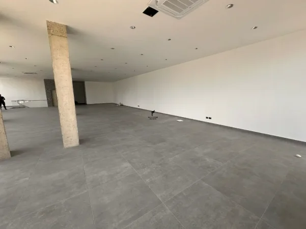 Tirane, jepet me qera magazine Kati 1, 260 m² 2.000 € (VORE)