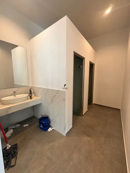 Tirane, jepet me qera magazine Kati 1, 260 m² 2.000 € (VORE)