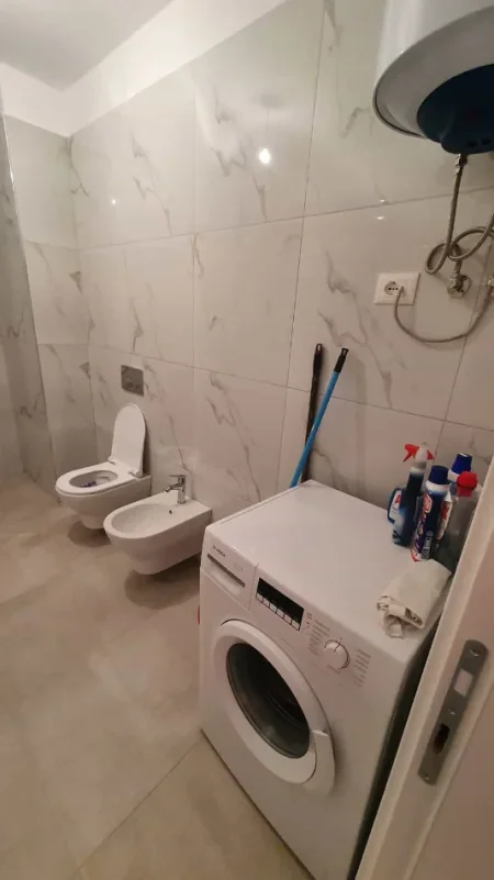 Tirane, jepet me qera apartament 1+1+Ballkon Kati 7, 70 m² 500 € (kongresi manastirit)
