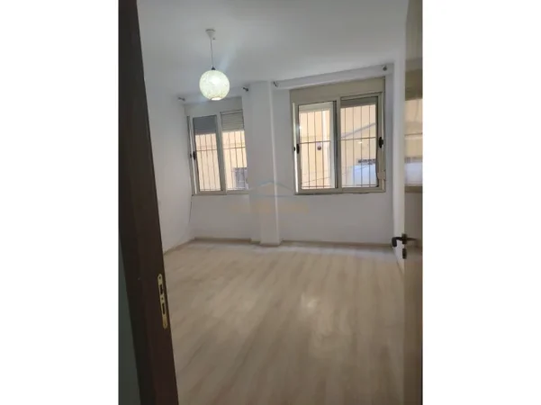 Tirane, shitet apartament 2+1 Kati 1, 75 m² 115.000 € (RRUGA 5 MAJI)