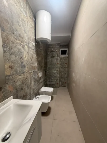 Tirane, jepet me qera apartament 2+1+Ballkon Kati 2, 81 m² (Rruga 5 Maji)