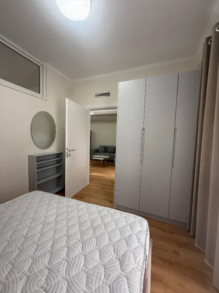 Tirane, jepet me qera apartament 2+1+Ballkon Kati 2, 81 m² (Rruga 5 Maji)