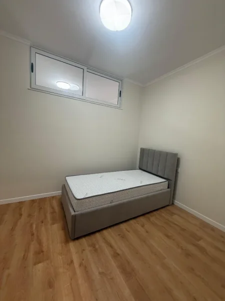 Tirane, jepet me qera apartament 2+1+Ballkon Kati 2, 81 m² (Rruga 5 Maji)