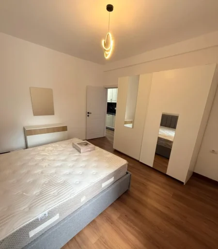 Tirane, jepet me qera apartament 2+1 , 85 m² 600 € 