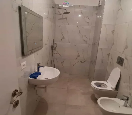Tirane, jepet me qera apartament 1+1 Kati 7, 70 m² 500 € (Rruga Kongresi i Manastirit)