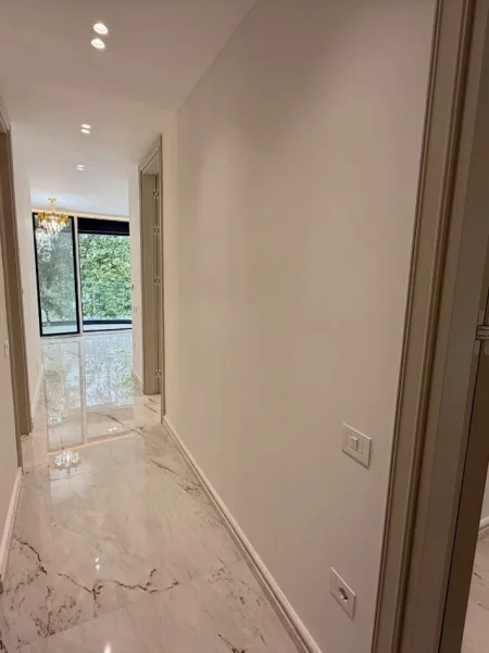 Tirane,🏢JEPET ME QIRA Ambient Per Zyra, Kati 1, 94 m² 1.600 € (Liqeni i Thate)