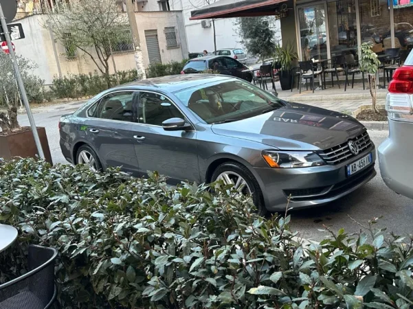 Tirane, shitet makine Volkswagen Passat Sel Nafte, gri e erret automatik Kondicioner 240.000 km 7.000 €