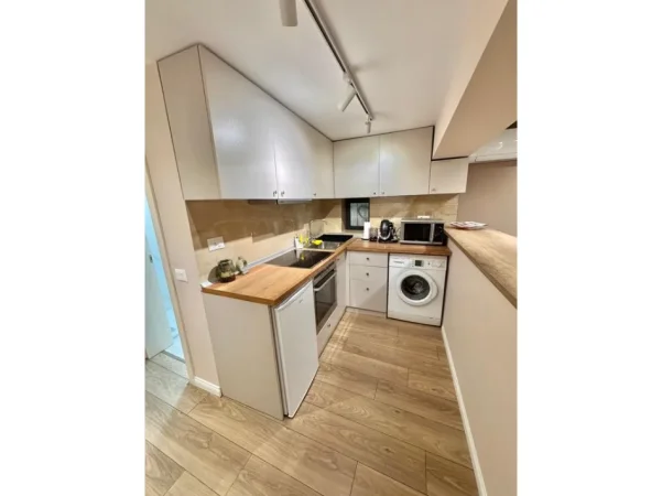 Tirane, jepet me qera apartament 2+1 Kati 1, 135 m² 670 € (mihal grameno)
