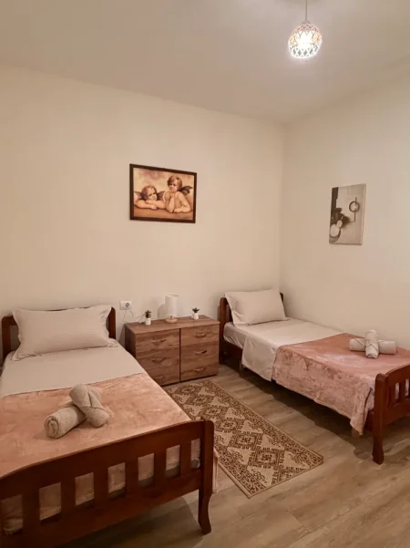 Tirane, jap me qera shtepi 1+1+Ballkon Kati 1, 50 m² 400 € (Mihal Grameno Nr.161)