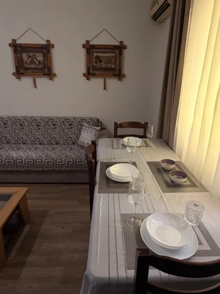 Tirane, jap me qera shtepi 1+1+Ballkon Kati 1, 50 m² 400 € (Mihal Grameno Nr.161)