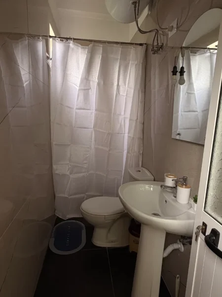 Tirane, jap me qera shtepi 1+1+Ballkon Kati 1, 50 m² 400 € (Mihal Grameno Nr.161)