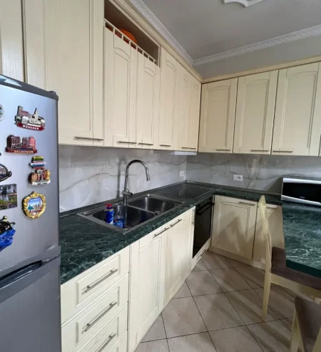 Tirane, jepet me qera apartament 2+1 , 80 m² 650 € 