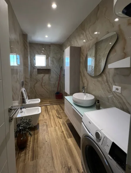 Tirane, jepet me qera apartament 2+1 , 80 m² 650 € 
