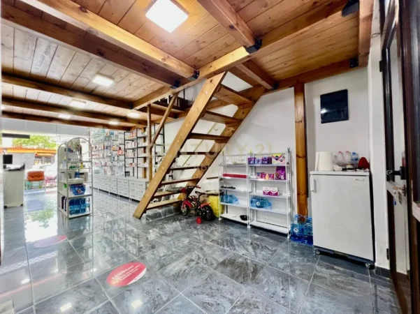 Tirane, shes ambjent biznesi Kati 0, 72 m² (Farmaci)