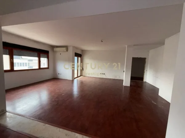 Tirane, jepet me qera ambjent biznesi Kati 10, 450 m² 5.000 € 