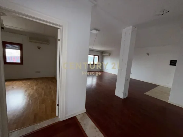 Tirane, jepet me qera ambjent biznesi Kati 10, 450 m² 5.000 € 