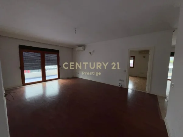 Tirane, jepet me qera ambjent biznesi Kati 10, 450 m² 5.000 € 
