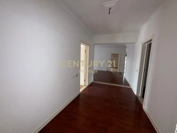 Tirane, jepet me qera ambjent biznesi Kati 10, 450 m² 5.000 € 