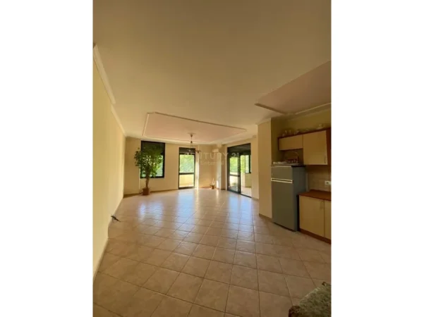 Tirane, jepet me qera ambjent biznesi Kati 3, 147 m² 1.400 € 