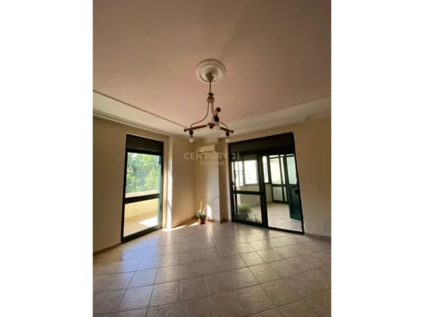 Tirane, jepet me qera ambjent biznesi Kati 3, 147 m² 1.400 € 