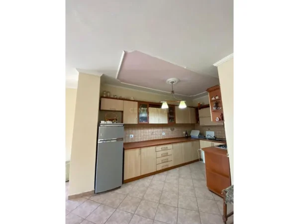 Tirane, jepet me qera ambjent biznesi Kati 3, 147 m² 1.400 € 