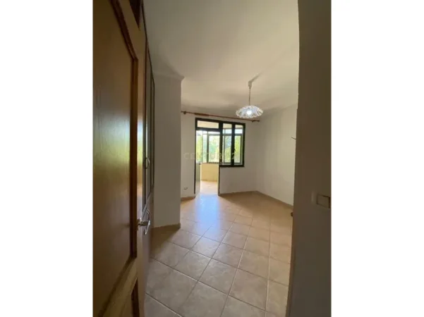 Tirane, jepet me qera ambjent biznesi Kati 3, 147 m² 1.400 € 