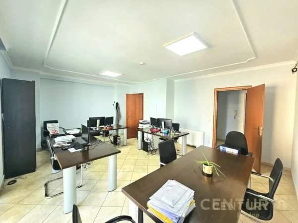 Tirane, jepet me qera ambjent biznesi , 130 m² 1.150 € (Libri universitar)
