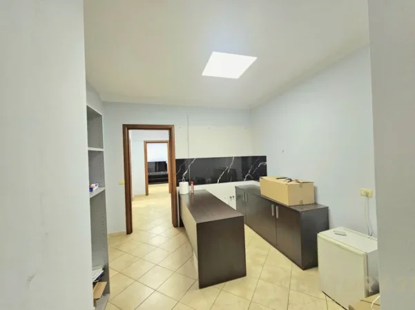 Tirane, jepet me qera ambjent biznesi , 130 m² 1.150 € (Libri universitar)