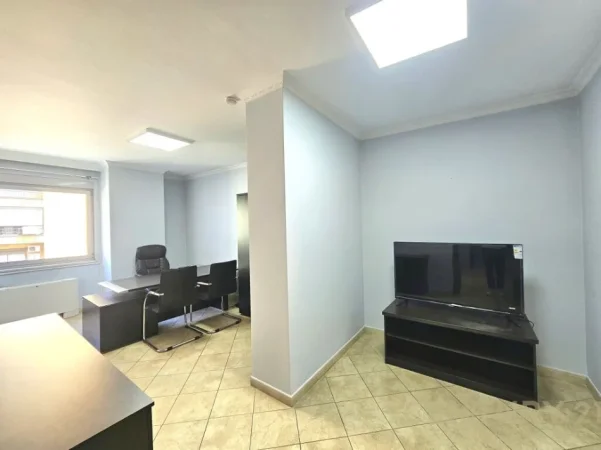 Tirane, jepet me qera ambjent biznesi , 130 m² 1.150 € (Libri universitar)