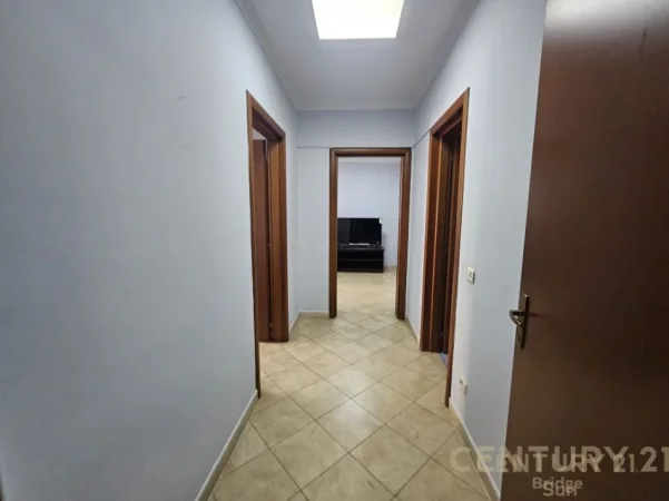 Tirane, jepet me qera ambjent biznesi , 130 m² 1.150 € (Libri universitar)