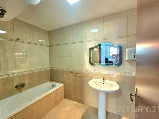 Tirane, jepet me qera ambjent biznesi , 130 m² 1.150 € (Libri universitar)