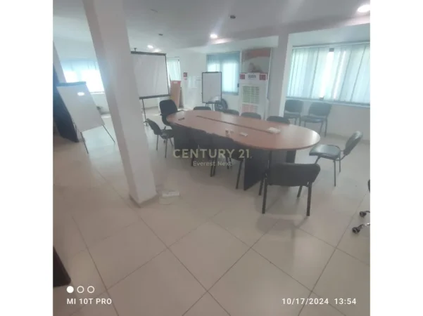 Tirane, jepet me qera ambjent biznesi Kati 2, 230 m² 1.500 € 