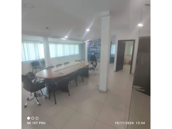 Tirane, jepet me qera ambjent biznesi Kati 2, 230 m² 1.500 € 