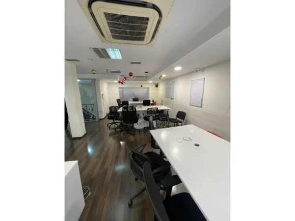 Tirane, jepet me qera ambjent biznesi Kati 4, 465 m² 9.000 € 