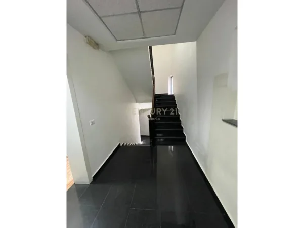 Tirane, jepet me qera ambjent biznesi Kati 4, 465 m² 9.000 € 